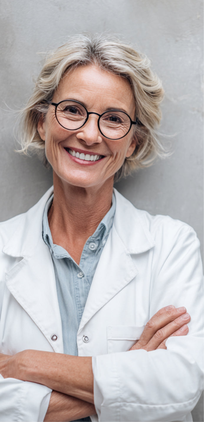 Mujer sonriendo en su casa después de su consulta de telemedicina