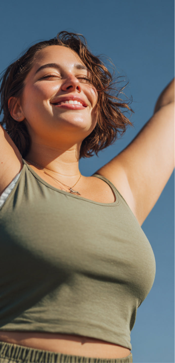 Madre de familia caminando con sus hijos por el parque