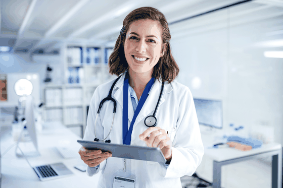 Médica con licencia en consultorio