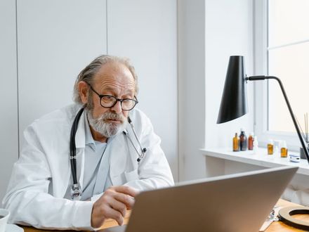 Médica con licencia revisando el caso de una paciente