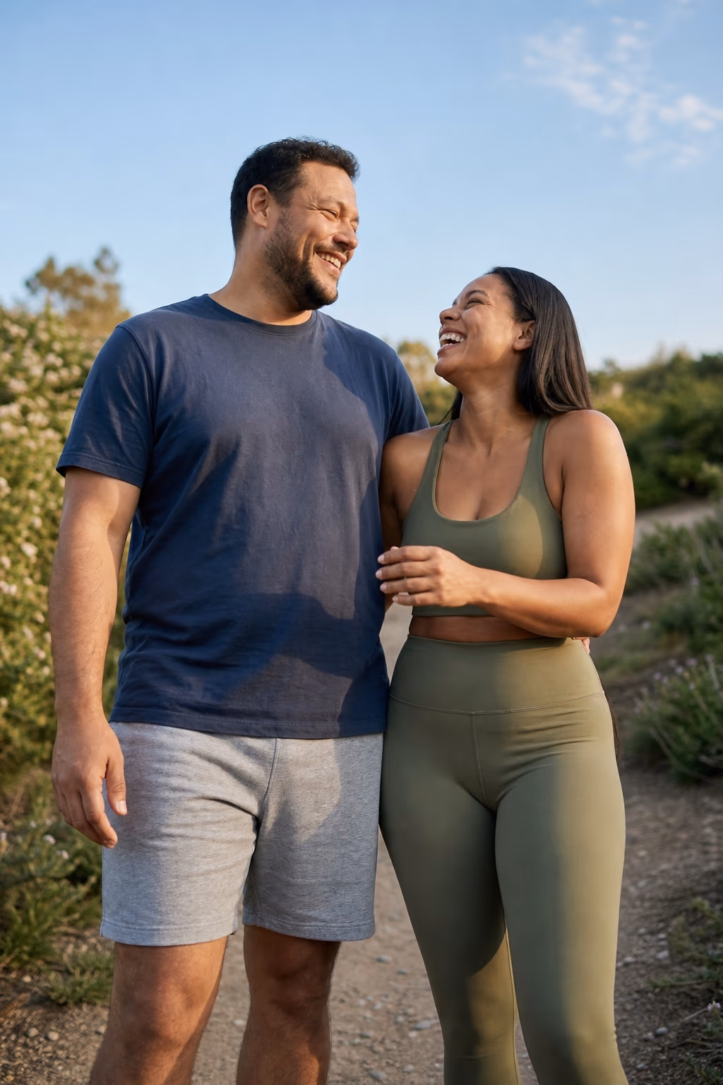 Pareja sonriendo al aire libre en un d&iacute;a soleado