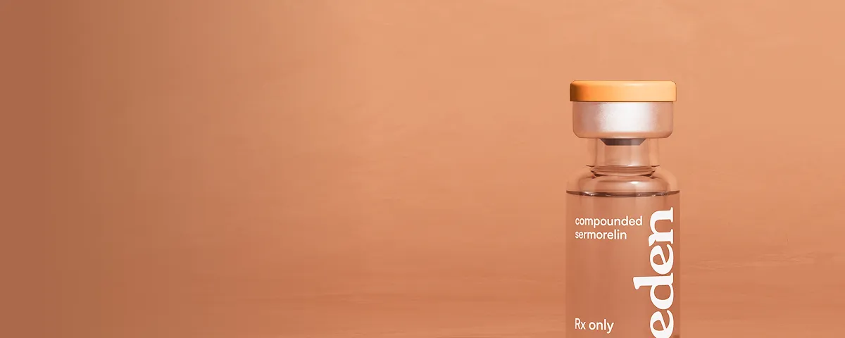 Frasco de medicamento compuesto sobre fondo claro
