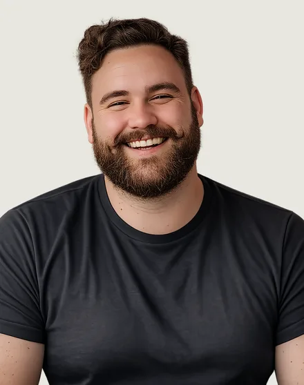 Paciente de NuestraRx sonriendo en su casa